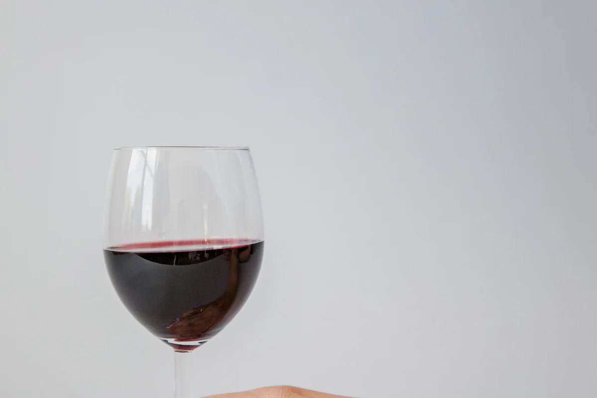 Taça de vinho tinto em cena editorial de degustação