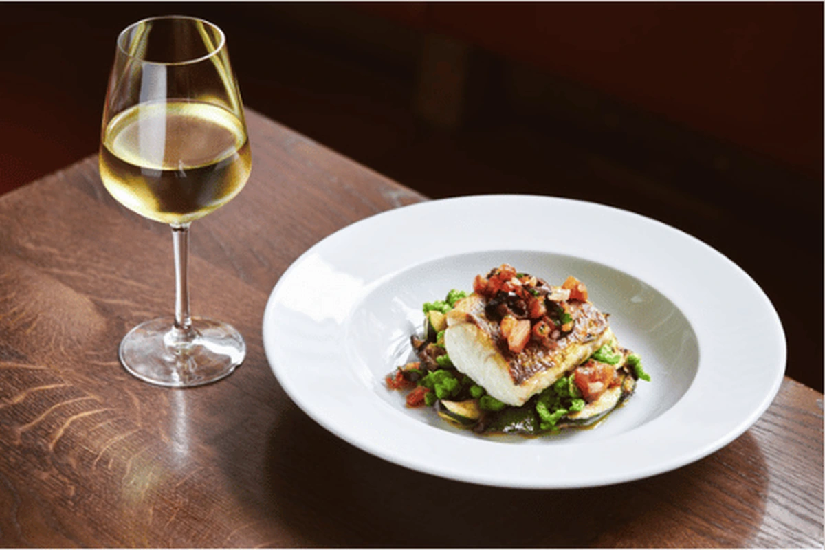 Quinta dos Roques Encruzado 2023 – harmonização Harmonização de Quinta dos Roques Encruzado 2023 com bacalhau com natas e taça de vinho branco