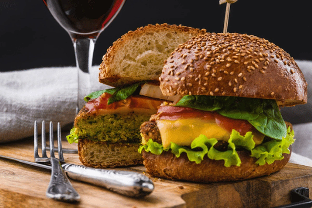 Harmonização de Ruta 36 Red Blend com hambúrguer artesanal e taça de vinho tinto