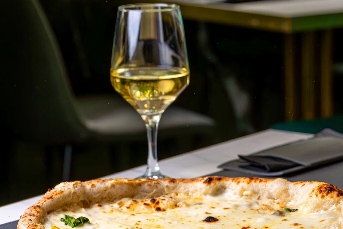 Harmonização de Saint Felicien Chardonnay 2024 com white pizza e taça de vinho branco, na tonalidade indicada pela ficha