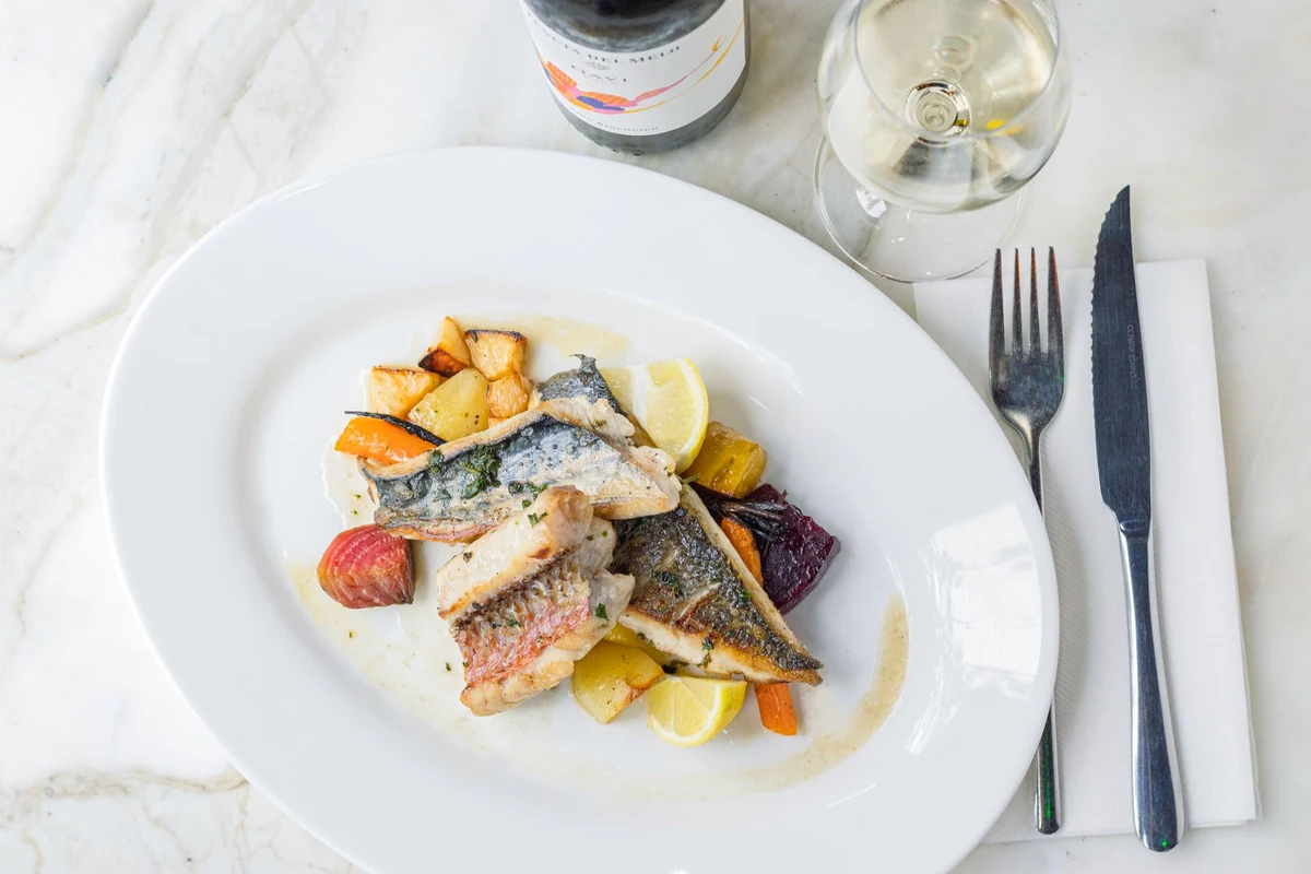 Harmonização de Saint Felicien Sauvignon Blanc 2022 com grilled fish e taça de vinho branco, na tonalidade indicada pela ficha
