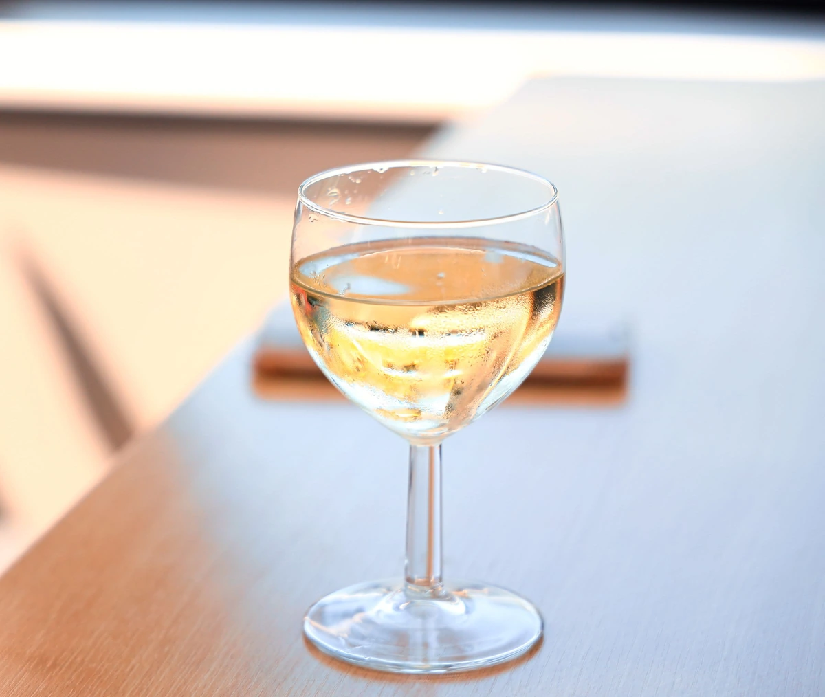 Taça com vinho branco em cena ilustrativa