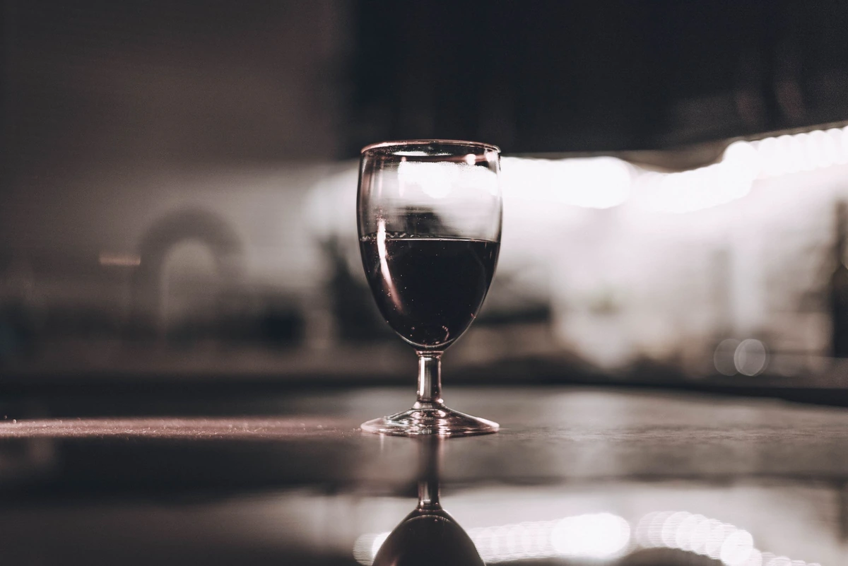 Taça com vinho tinto em cena ilustrativa