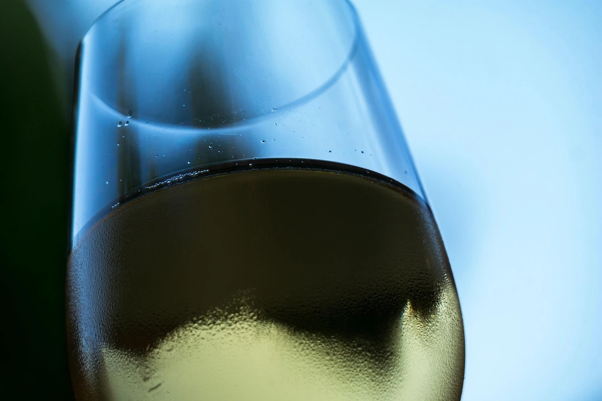 Taça de vinho branco em cena ilustrativa