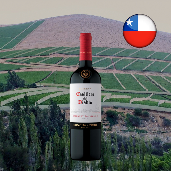 Garrafa de Casillero del Diablo Cabernet Sauvignon, com cápsula vermelha, diante de vinhedos em faixas geométricas numa colina, com bandeira chilena em composição quadrada.