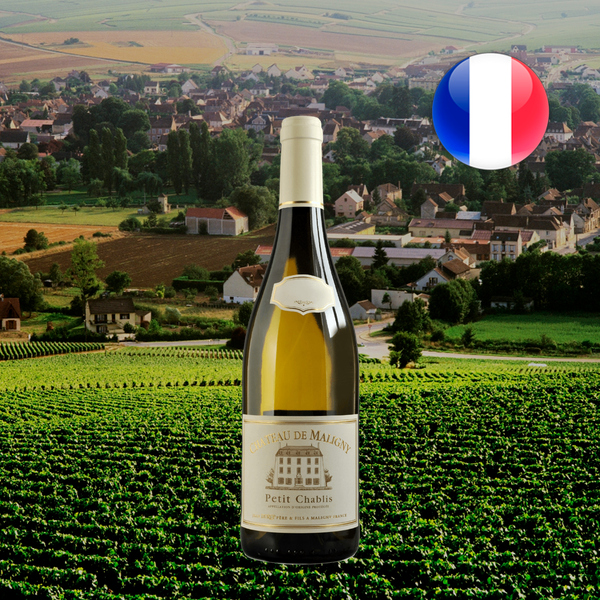 Garrafa de Château de Maligny Petit Chablis, com cápsula creme, centralizada diante de vinhedos e um povoado no cenário regional de Chablis, com bandeira francesa em composição quadrada.