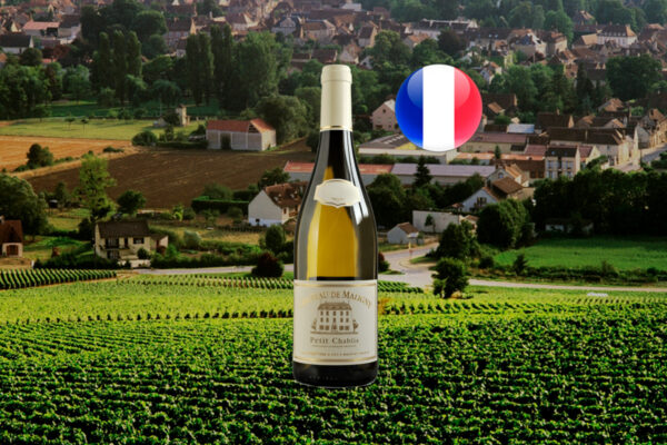 Château de Maligny Petit Chablis em garrafa inteira, com rótulo claro, sobre panorama horizontal de vinhedos e casas no cenário de Chablis, com bandeira francesa à direita.