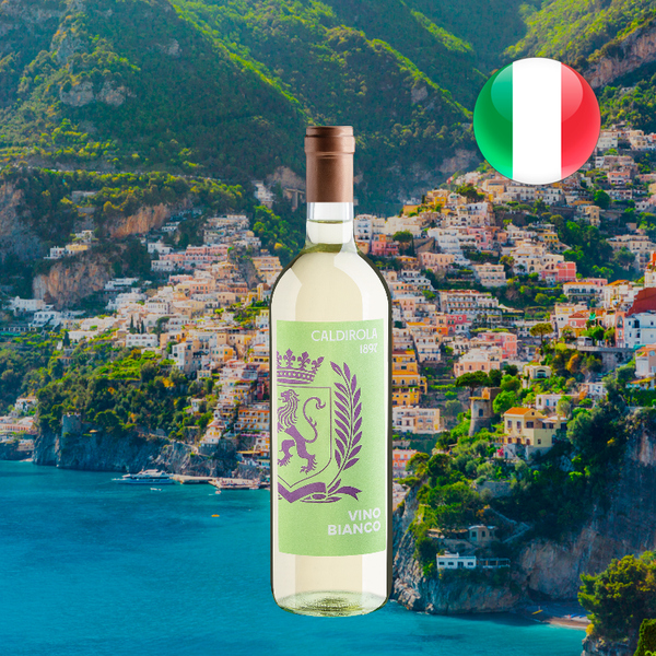 Garrafa de Caldirola 1897 Vino Bianco diante de vila em encosta e mar azul, com bandeira italiana.