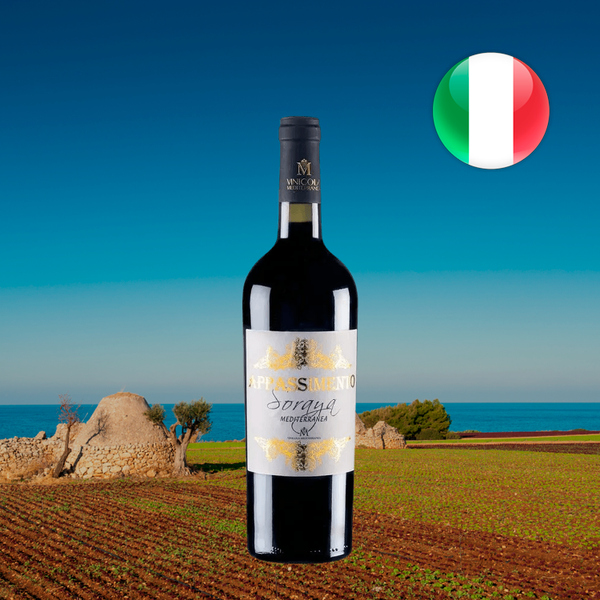 Garrafa da oferta Mediterranea Passo Appassimento, com rótulo Soraya, diante de campos, construções de pedra e mar na paisagem da Puglia.