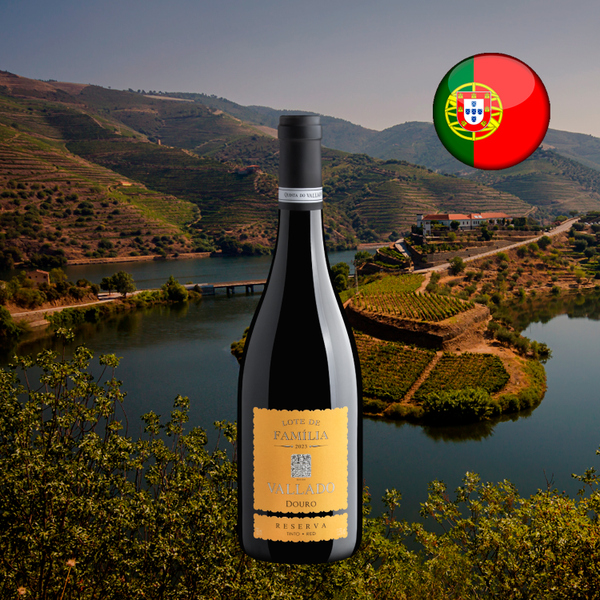 Garrafa de Vallado Lote de Família Reserva Tinto em composição com rio, vinhedos em socalcos e bandeira de Portugal.