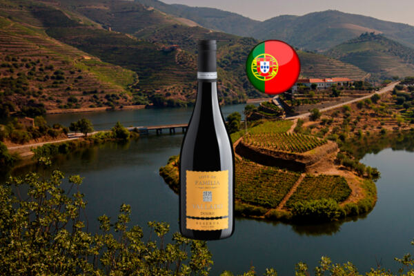 Vallado Lote de Família Reserva Tinto em composição horizontal com rio, vinhedos em socalcos e bandeira de Portugal.