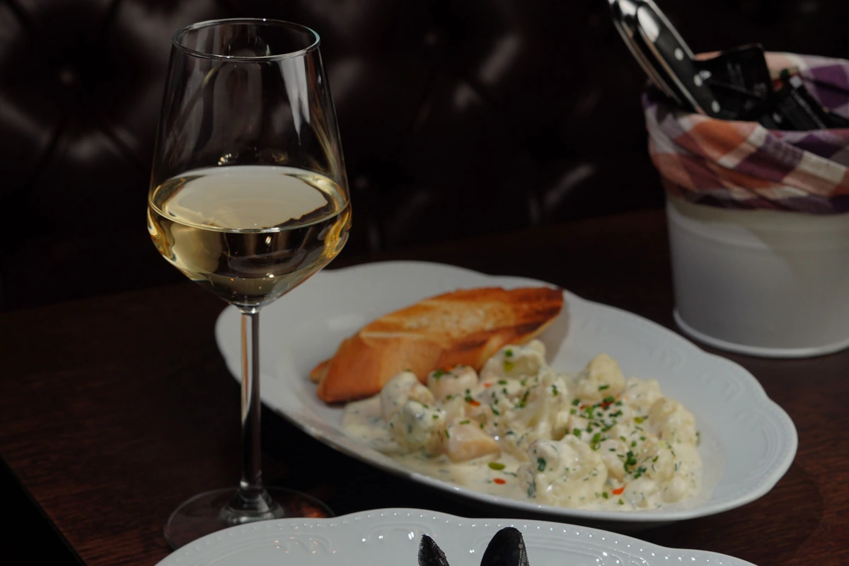 Gustav Riesling Trocken Rheinhessen Gustav Gewürztraminer 3
