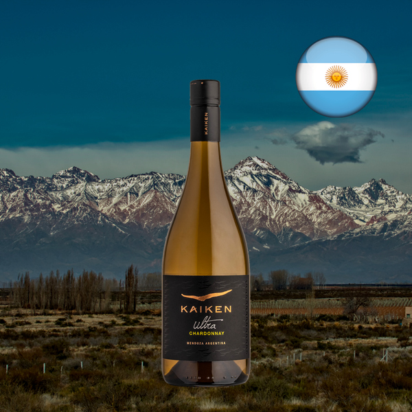 Garrafa do Kaiken Ultra Chardonnay com cápsula e rótulo pretos, em enquadramento quadrado diante de campo seco e montanhas nevadas sob céu azul, com bandeira argentina no canto superior direito.
