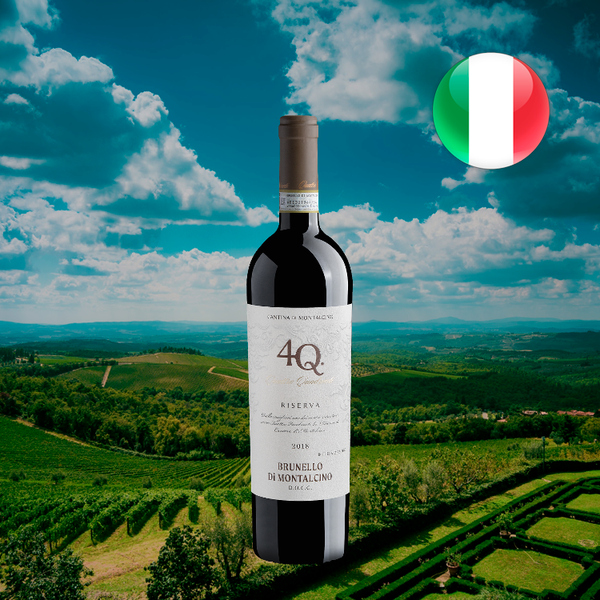 Garrafa de Cantina di Montalcino 4Q Riserva 2018 diante de vinhedos e colinas verdes, com bandeira italiana.