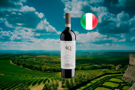 Cantina di Montalcino 4Q Riserva 2018 em composição horizontal com vinhedos, colinas e construção de pedra; bandeira italiana.