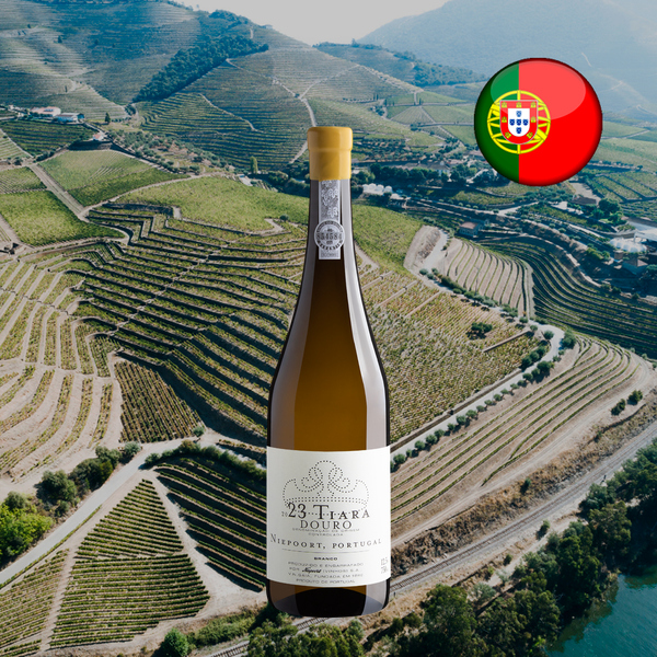 Garrafa de Niepoort Tiara Douro Branco 2023, com cápsula dourada, sobre vinhedos em socalcos do cenário do Douro, em enquadramento quadrado com bandeira portuguesa.