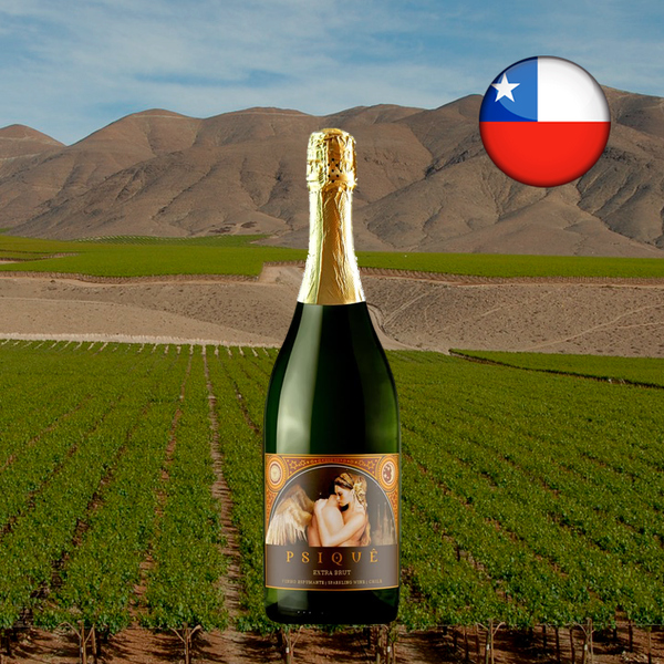 Garrafa verde do espumante Psiquê Extra Brut, com fechamento dourado e rótulo ilustrado, centralizada diante de fileiras de vinhedos verdes e encostas áridas; bandeira chilena no alto à direita.