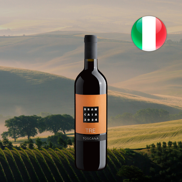 Garrafa de Brancaia TRE 2024 com rótulo laranja diante de colinas e vinhas, com bandeira italiana.