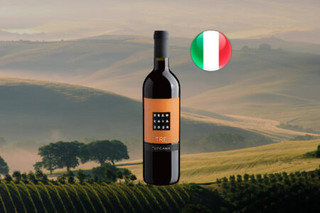 Brancaia TRE 2024 em composição horizontal com vinhas, árvores e colinas, com bandeira italiana.