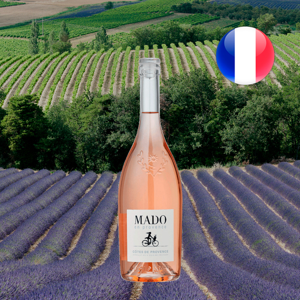 Garrafa transparente de Mado en Provence Rosé diante de fileiras de lavanda, árvores e vinhedos, com bandeira da França.