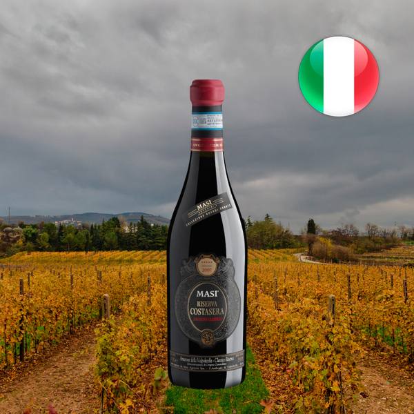 Garrafa de Masi Riserva Costasera Amarone 2007 diante de vinhedos dourados, com bandeira da Itália.