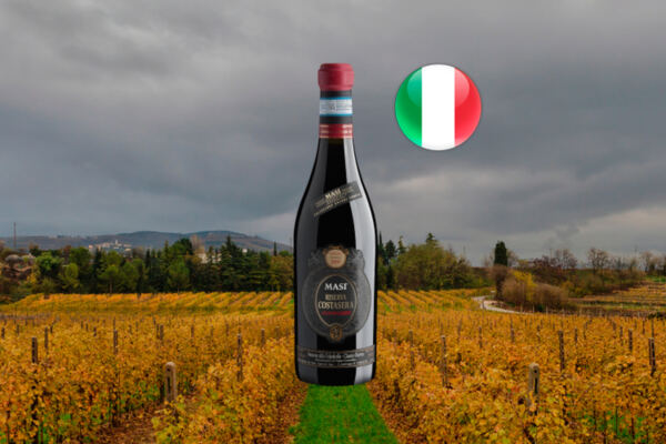 Masi Riserva Costasera 2007 em composição horizontal com vinhedos dourados sob céu nublado e bandeira da Itália.