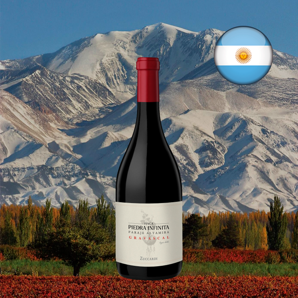 Garrafa de Zuccardi Finca Piedra Infinita Gravascal 2020 sobre paisagem regional do layout Center Gourmet.
