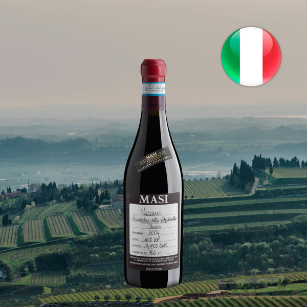 Garrafa de Masi Mazzano Amarone della Valpolicella Classico DOC 2004, com cápsula bordô e rótulo histórico, diante de colinas e vinhedos, com bandeira italiana em composição quadrada.