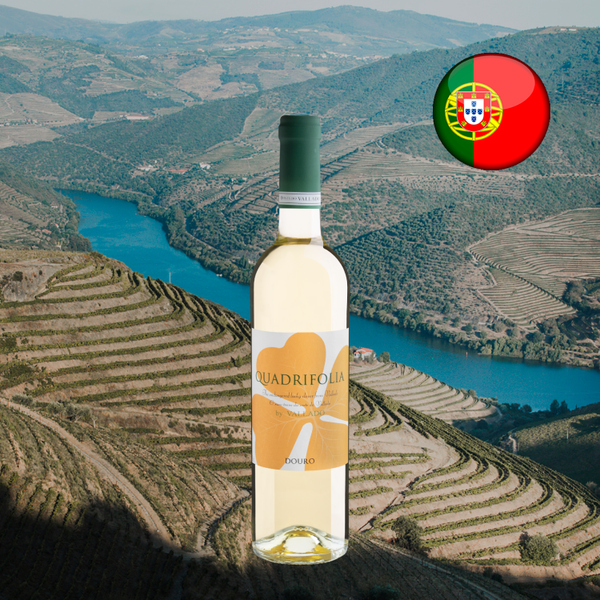 Garrafa de Vallado Quadrifolia Branco diante de vinhedos em socalcos junto a um rio, com bandeira de Portugal.