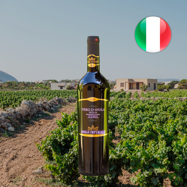 Garrafa de Borgo Imperiale Nero d'Avola sobre paisagem oficial da Sicília