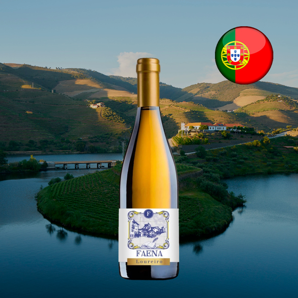 Garrafa de Faena Vinho Verde Loureiro, com cápsula dourada e rótulo azul e branco, diante de água e encostas cultivadas, com bandeira de Portugal.