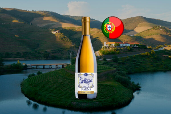 Faena Vinho Verde Loureiro ao centro, com rótulo azul e branco, sobre paisagem de água, vinhedos em encostas e casas, com bandeira de Portugal.
