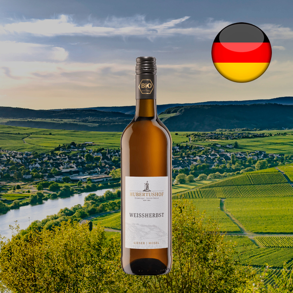 Garrafa de Hubertushof Weissherbst com cápsula escura e rótulo branco, diante de rio e vinhedos, com bandeira da Alemanha.