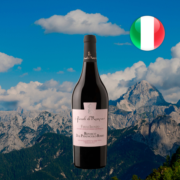 Garrafa de I Feudi di Romans Refosco com rótulo rosado, diante de montanhas rochosas e céu azul, com bandeira da Itália.
