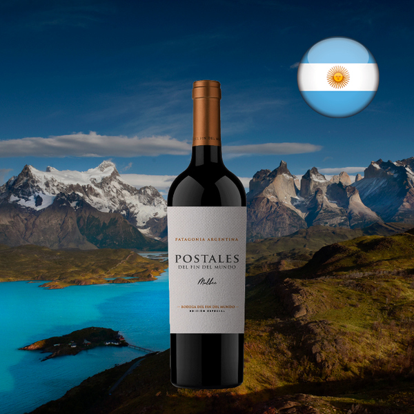 Garrafa de Postales Malbec com cápsula cobre e rótulo claro, diante de lago azul e montanhas nevadas, com bandeira da Argentina.
