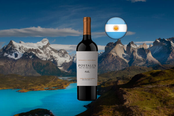 Postales Malbec em composição horizontal com lago turquesa, montanhas nevadas e bandeira da Argentina.
